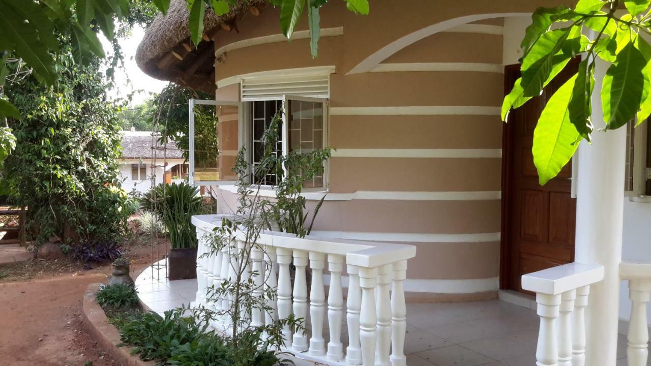 Brownstone Country Home Lira ภายนอก รูปภาพ
